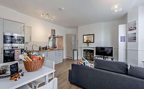 Dizzy Lows Modern 1 Bedroom Swanage Apartment With Sea View