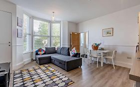 Dizzy Lows Modern 1 Bedroom Swanage Apartment With Sea View